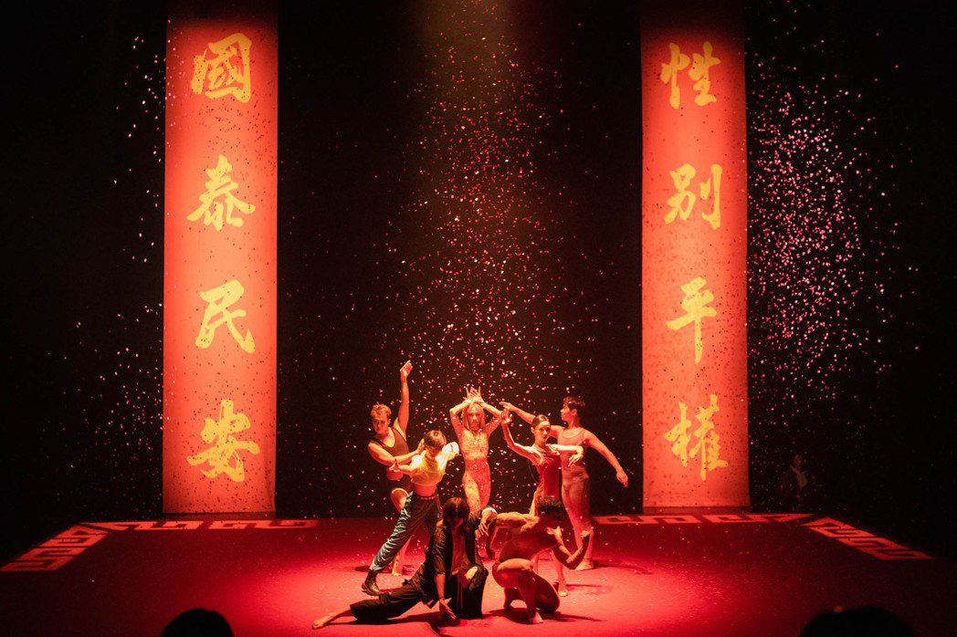藝術家黃懷德創立的闖劇場演出《扮仙》，將傳統藝術融合現代舞，透過觀察臺灣的過去與...
