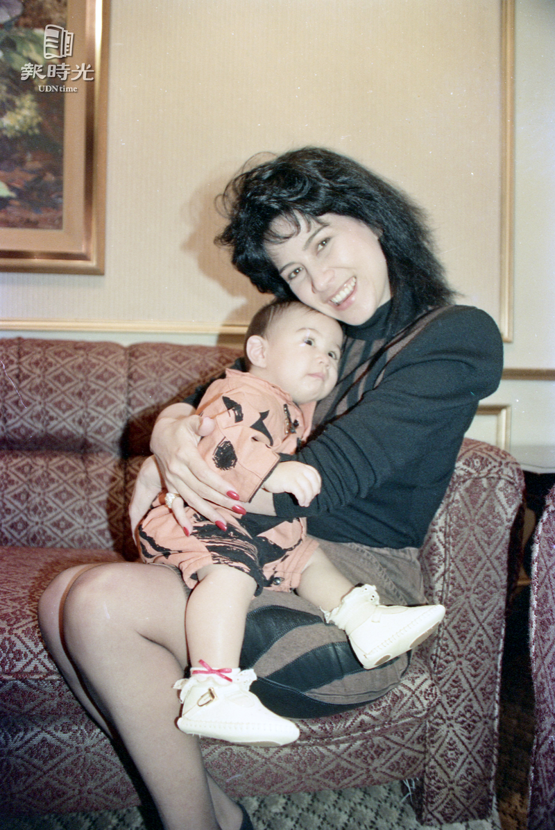 圖為歌星甄妮與女兒Melody。圖／聯合報系資料照（1988/03/31 陳炳坤攝影）