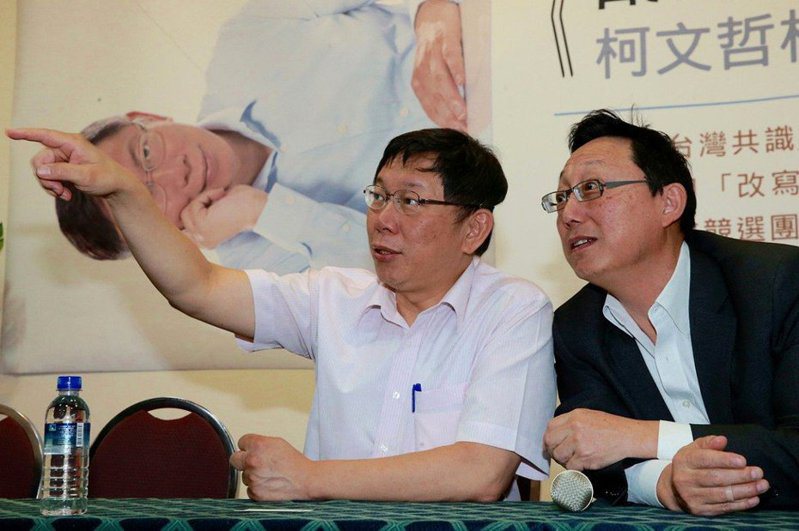 柯文哲（左）2014年參與台北市長選戰，被認為是姚立明（右）的政治代表作，當年在「綠白合」氛圍下成功操盤，柯文哲最終以無黨籍身分當選台北市長。 聯合報系資料照