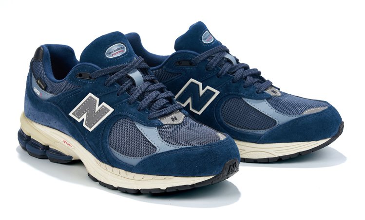 復興館New Balance全新店裝概念店「NB1906」，推出NB GORE-TEX運動鞋原價5280元，特價3800元，限量110雙。圖／遠東SOGO提供