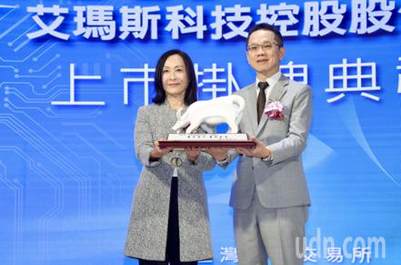 AI 伺服器液冷系統商AMAX-KY（艾瑪斯科技）今天掛牌上市，台灣證券交易所總經理簡立忠（右）致贈上市紀念品給AMAX-KY董事長倪小菁（左）。 聯合報系資料庫
