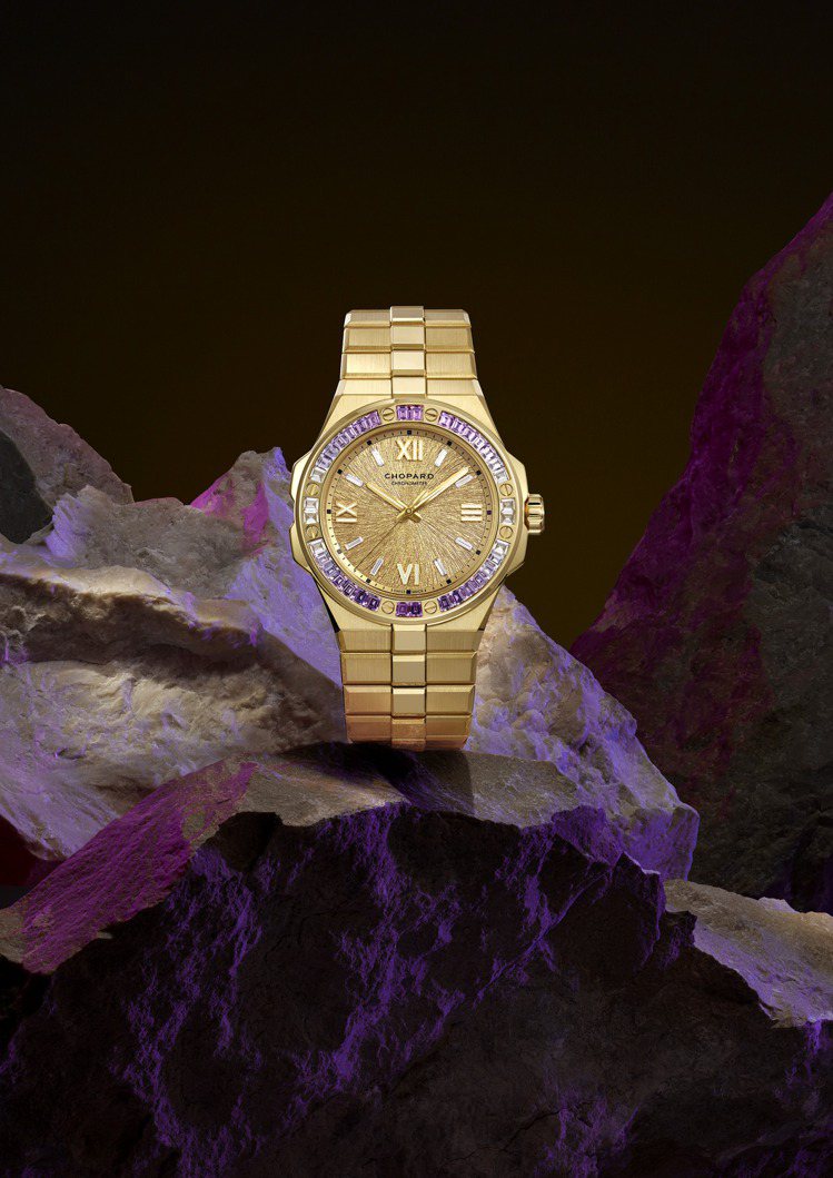 蕭邦Alpine Eagle系列黃金腕表，41毫米符合倫理道德18K黃金表殼，表圈鑲嵌36顆3.02克拉梯形切割紫色藍寶石，搭載Chopard 01.01-C機械自動上鍊機芯，309萬4,000元。圖／蕭邦提供
