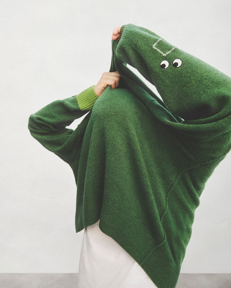 UNIQLO x ANYA HINDMARCH系列女裝特級小羊毛圓領毛衣，1,290元。圖／UNIQLO提供