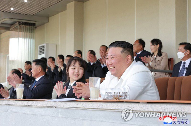北韓領導人金正恩（右一）帶著女兒金主愛（右二），胞妹金與正（後右二）觀賞太陽節體育比賽。資料畫面。法新社