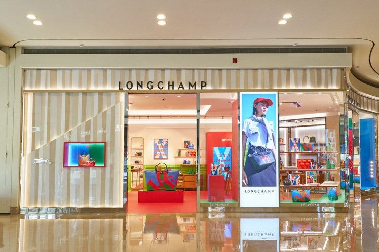 Longchamp台北101旗艦店也陳列了ROBERT INDIANA聯名限定袋包。圖／Longchamp提供