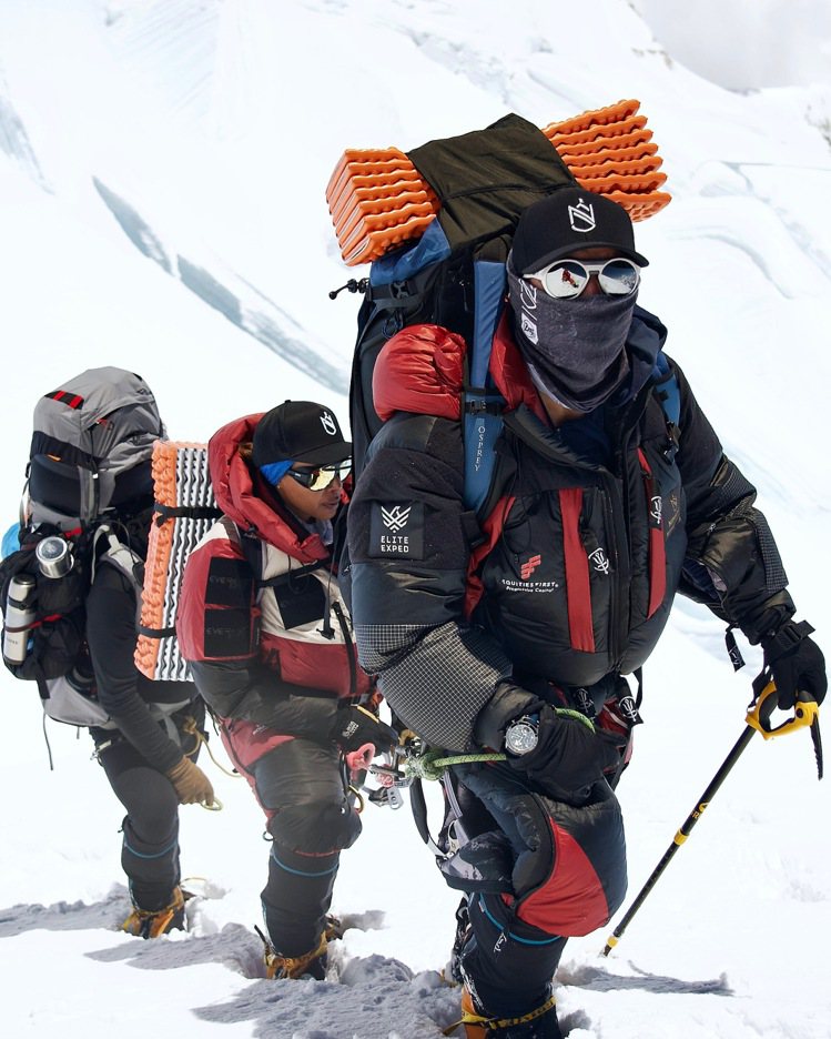 登山家Nimsdai Purja，近日甫登上世界第一高峰聖母峰，除了創下兩項世界紀錄，陪伴在他手上的更是世界首款「無氧腕表」限量290只的「萬寶龍1858系列Geosphere計時腕表」。圖 / 萬寶龍提供、版權屬Nimsdai所有
