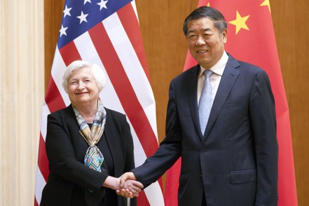 大陸國務院副總理何立峰（右）預計8日至12日應美財長葉倫（左）之邀訪美。這是兩人7月在北京會面時的合影。  美聯社