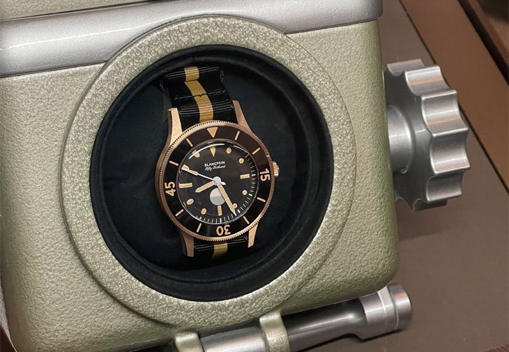 五十噚70周年紀念Act 3腕錶限量發行555枚，錶盒設計靈感源自古董相機的防水...
