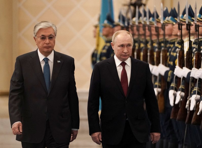 國際外交利益重新聚焦中亞地區之際，俄羅斯總統普亭（右）今天前往哈薩克訪問。 圖／路透社