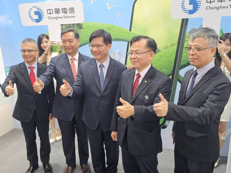 112資訊月於台北世貿展覽館一館登場，中華電信董事長郭水義（前左）陪同總統府秘書長林佳龍（前左3）等體驗展區。中央社