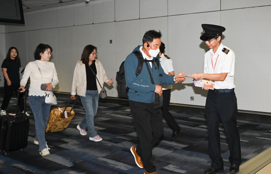 香港高度戒備床蝨入侵，8日起在香港國際機場向入境旅客派發宣傳單，提醒旅客注意並防...