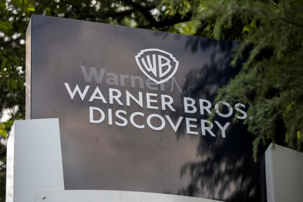 Warner Bros Discovery崩跌19%，這家媒體和娛樂集團表示，好萊塢罷工和疲軟的廣告市場可能會打擊2024年的獲利。路透
