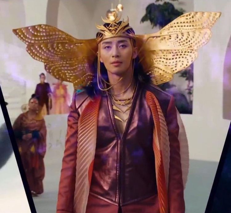 朴敘俊在「驚奇隊長2」的飛蛾頭裝飾造型讓影迷印象深刻。圖／摘自YouTube
