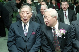 1980年代、時任政務委員李國鼎（左）從美國延攬張忠謀（右）返國服務，同時為台積電籌募資金。圖／聯合報系資料照片