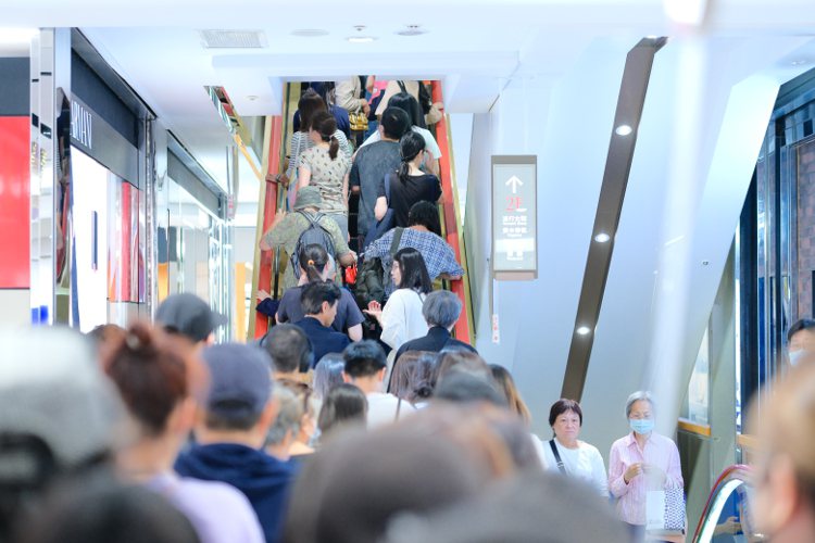 SOGO台北店周年慶首日，開店人潮瞬間擠爆一樓。記者江佩君／攝影
