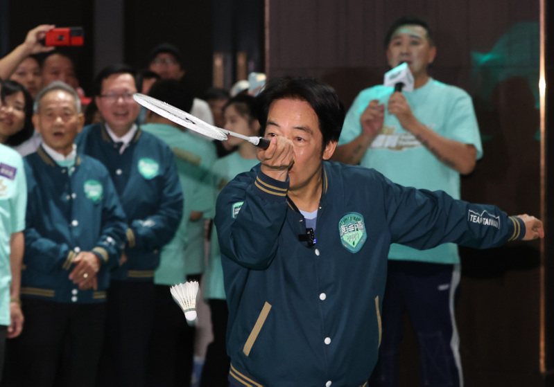 民進黨總統參選人賴清德昨天出席體育圈Team Taiwan造勢活動，和小朋友們打羽球。記者林澔一/攝影