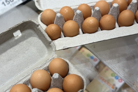 農業部表示，目前國內的雞蛋生產量平均每天為12萬箱(每箱約200顆)、2400萬顆，已經可以供應國內消費者的需求，因此在合約架構下，雙方談好，在國內沒有缺口的情況下，就不要再進口；未來若有需求，由業者自行進口。圖為進口雞蛋示意圖。 聯合報資料照片