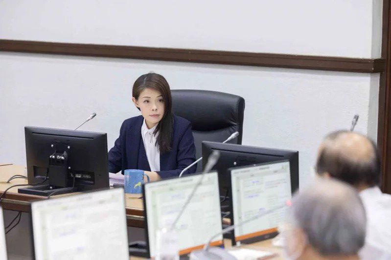 新竹市政府昨天召開「新竹輕軌專家座談會」，由市長高虹安主持。圖／竹市府提供