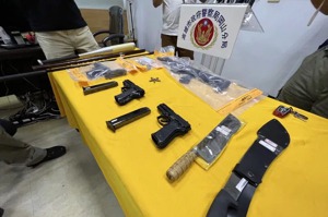 岡山警分局警方破獲詐團黑吃黑引發的青龍宮槍擊案，共查獲3把短槍、1把長槍及65發子彈。記者張議晨／攝影