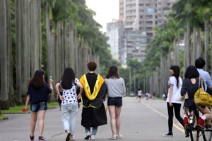 「7+2會毀掉一個年輕人的人生」，一名私立大學生醫領域的資深教授表示，台灣生物醫學博士班修業年限真的很長。示意圖。圖／聯合報系資料照片