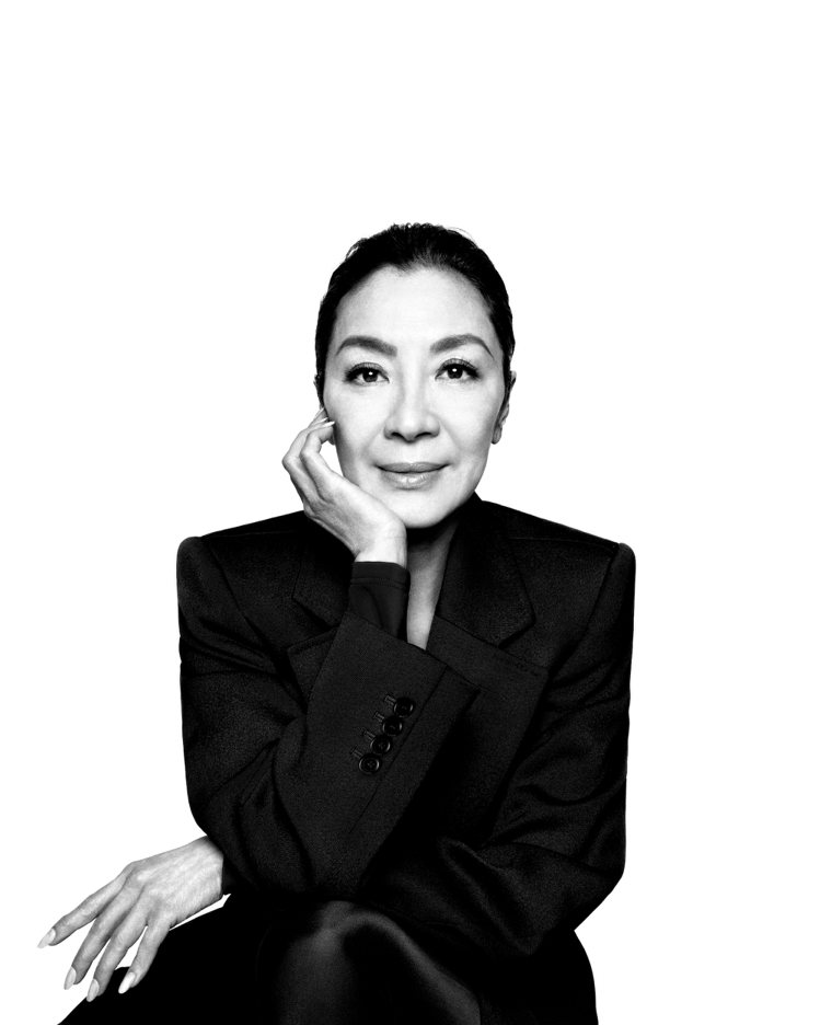 楊紫瓊已成為Balenciaga品牌大使，並以一張冷調的黑白形象照，演繹前衛姿態...