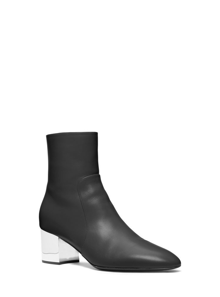 Michael Kors Collection系列Gloria黑色小牛皮中跟短靴，31,800元。圖／Michael Kors提供