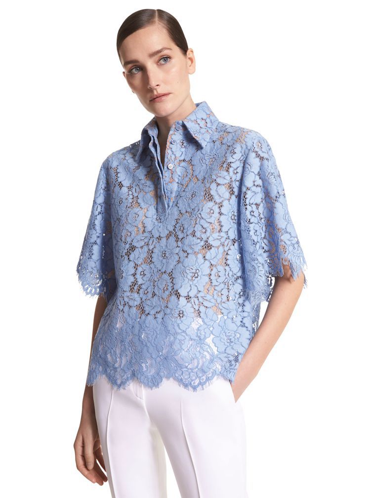Michael Kors Collection系列藍色短袖蕾絲襯衫33,600元與白色長褲28,500元。圖／Michael Kors提供