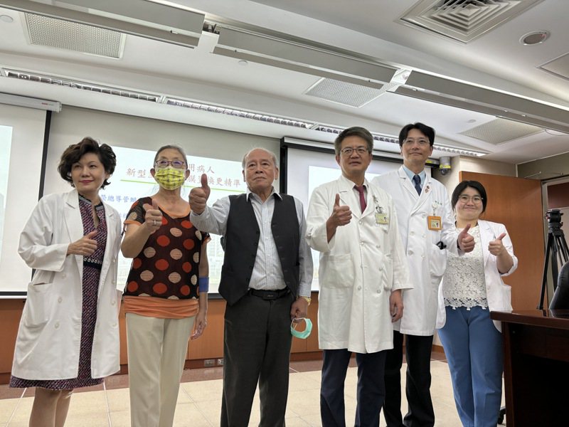 北榮導管瓣膜團隊與兩位接受新型主動脈瓣膜手術病友。記者李青縈／攝影