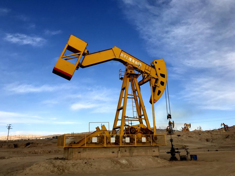 青海油田12年穩產天然氣。圖為青海油田獅子溝採油區的採油機正在作業。（中新社）