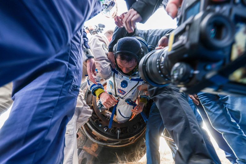 美國太空人盧比歐九月廿七日從國際太空站返回地球，降落後由專人協助離開聯合號太空船。（法新社）