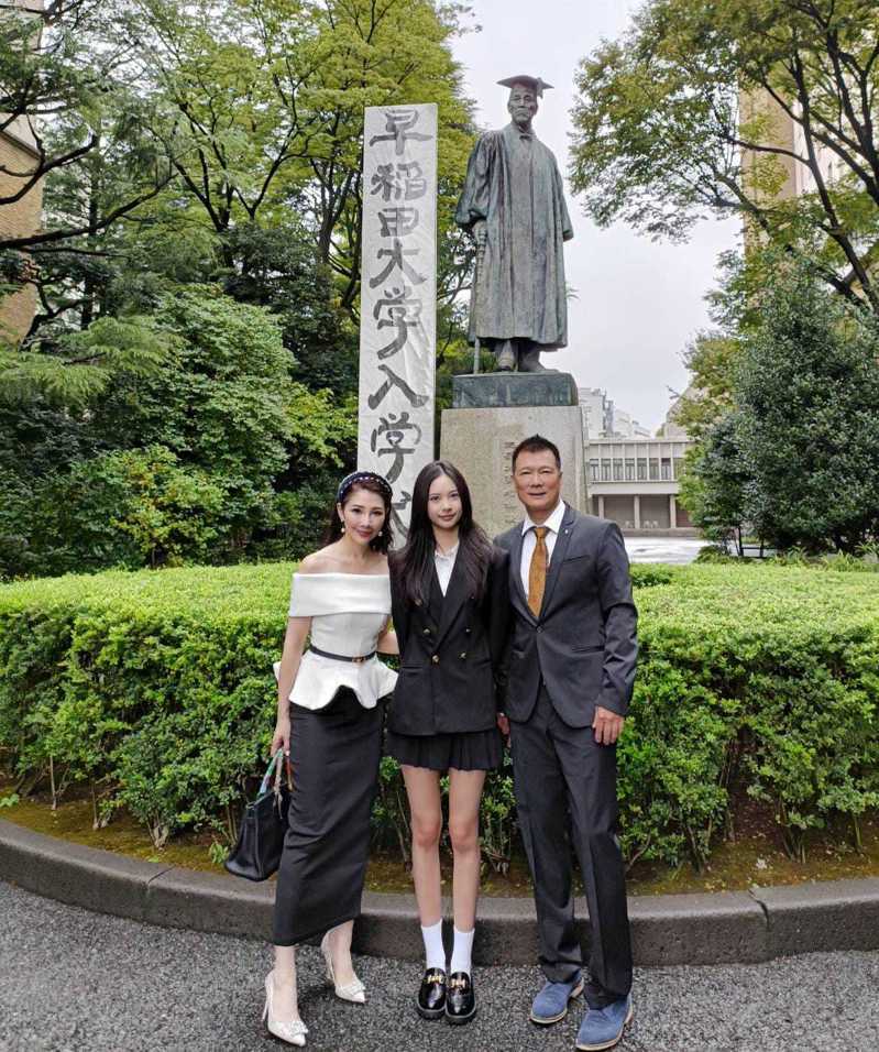 圖為蔡詩萍夫婦陪同女兒在早稻田大學開學情景。擷自蔡詩萍臉書