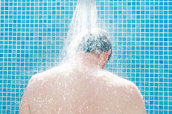 ▲部分研究發現，洗冷水澡除了可以增強免疫力、減少皮膚發炎反應，還有助於對抗憂鬱情緒。（圖／NOW健康製作；圖片來源／ingimage）