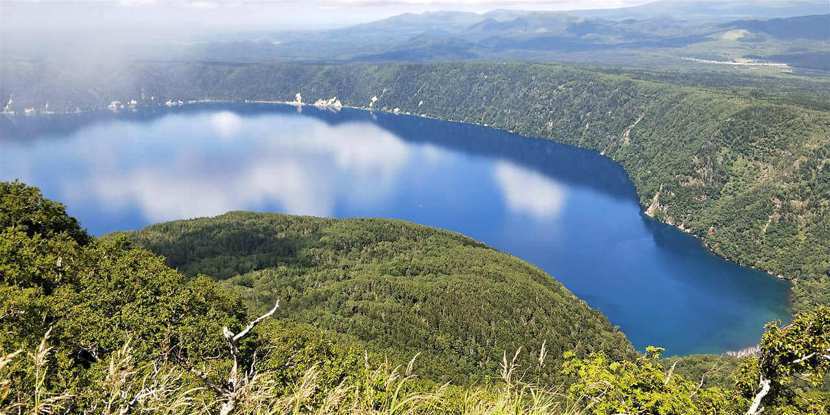 從摩周岳居高臨下，可見清澈、美麗的摩周湖。 圖／林宗聖提供