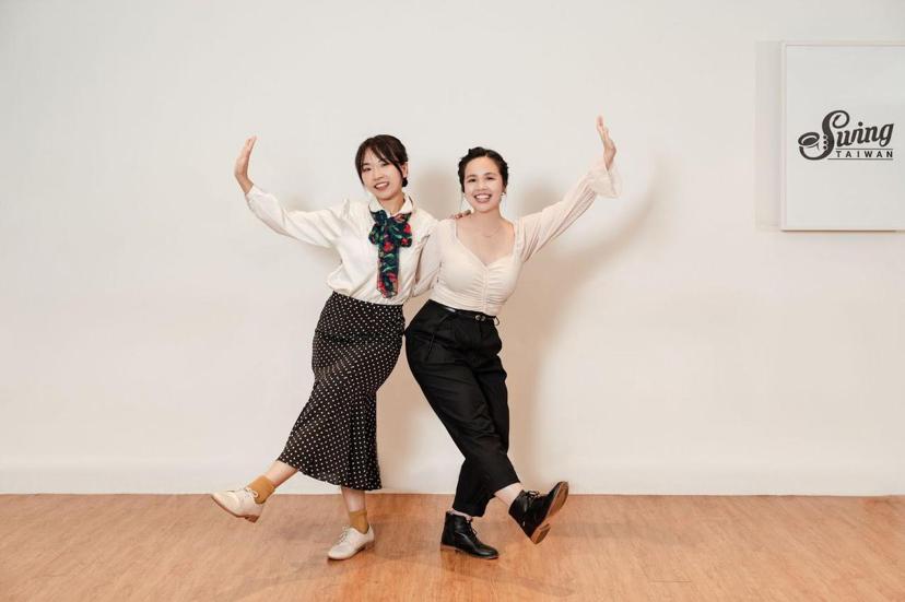 SwingTaiwan舞蹈老師UU(左)和Tiffany鼓勵熟齡，一起學習簡單、...