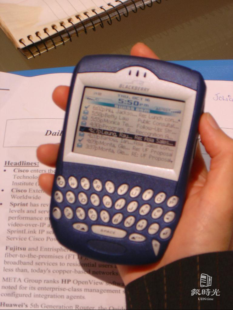 黑莓機（blackberry）在美國成為高階經理人的拇指玩具，可以隨時隨地收發郵件的功能，讓每天得閱讀上千封電子郵件的經理人愛不釋手。圖／聯合報系資料照（2005/08/22 陳雅蘭攝影）