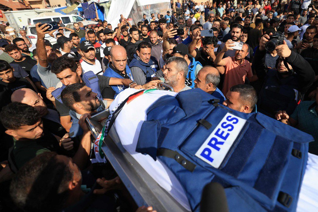 巴勒斯坦電視台記者Mohamed Abu Hatab葬禮，他與11位家人都在3日...