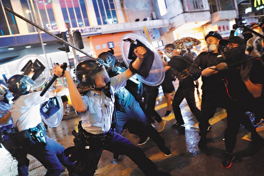 香港警察不再是保衛人民安全的人，而更像施展暴力的暴徒。圖為2019年反送中運動期...