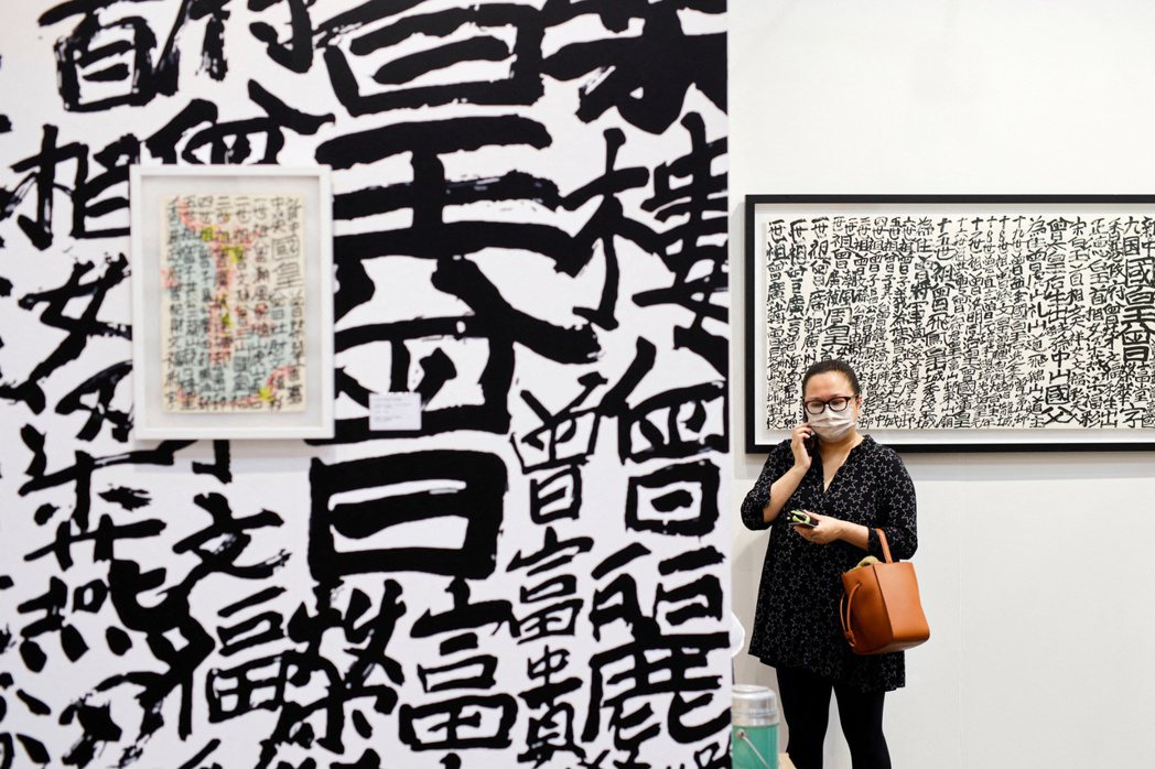 以自號「九龍皇帝」聞名的曾灶財，他的作品成了2022年香港巴塞爾藝術博覽會展吸睛...