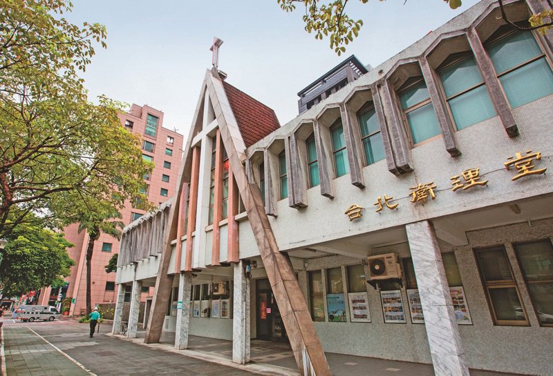 台北衛理堂大門前的三角造型門柱，為其建築特色之一。（攝影／林煒凱）
