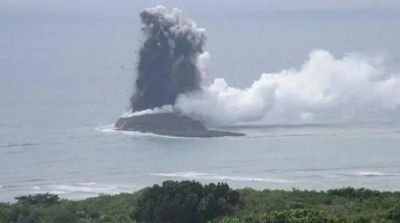 日本小笠原群島硫磺島外海10月30日發生火山噴發，一座新島嶼就此誕生。截自影片