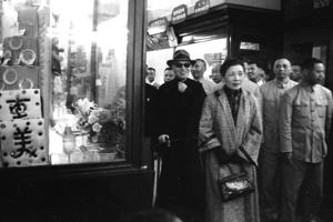 1959年11月11日，總統蔣中正（左一）偕夫人蔣宋美齡（左二）蒞臨國產商展會參觀。圖／聯合報系資料照片