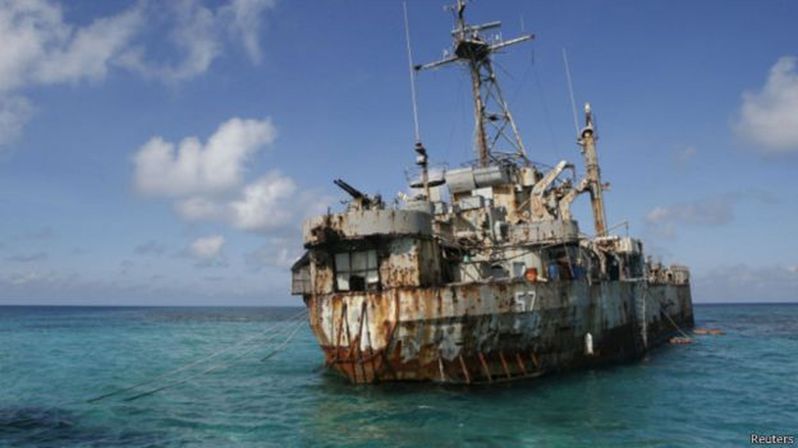 菲律賓10日再度對仁愛礁發起運補任務，獲得大陸海警「作出臨時性特殊安排」而完成運補。圖為擱淺在仁愛礁上的菲國「馬德雷山號」廢棄軍艦。（路透資料照片）