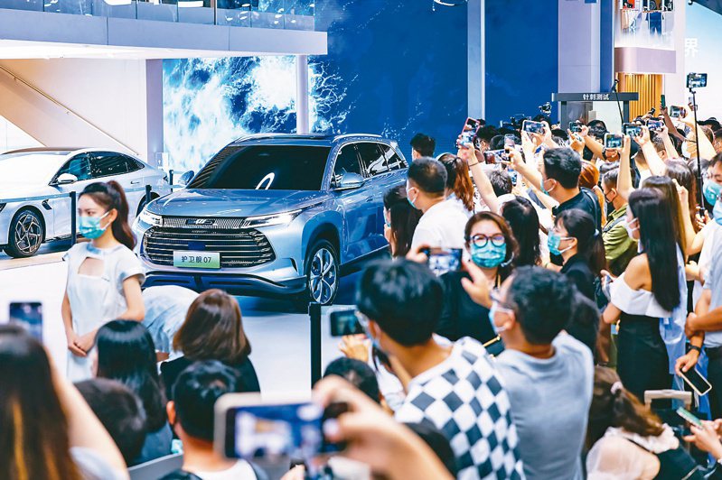 最新數據顯示，中國2023全年的汽車出口有望達到500萬輛，首次全年度超越日本成世界第一。不過，專家指出，上半年中國的汽車出口金額全球僅排名第3，落後於德國和日本。示意圖，新華社