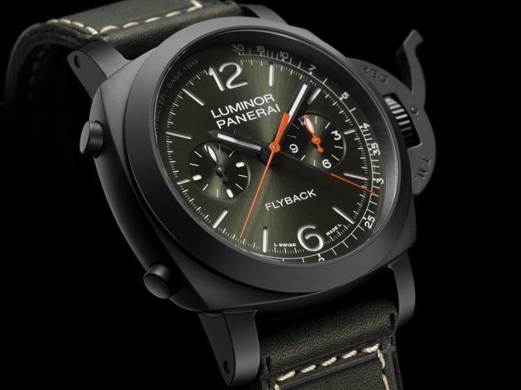 搭配黑色陶瓷的軍綠色面盤內，Luminor Chrono飛返計時腕表並採用鮮明對比的橘色指針，呈現動感活力。圖／PANERAI提供