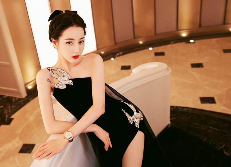 中國人氣女星迪麗熱巴，日前搶先配戴在九月時上海表展發表的新款：Luminor Due Luna TuttoOro紅金月相腕表，性感高貴。圖／PANERAI提供