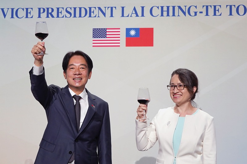 副總統賴清德（左）今年8月過境紐約時，與駐美代表蕭美琴（右）一起向參加僑宴的賓客舉杯祝賀。圖／聯合報系資料照片