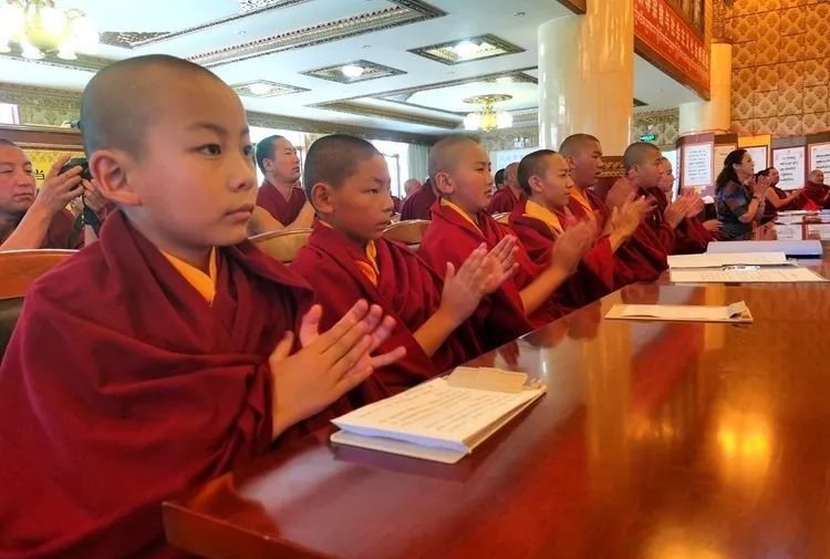 中共官方指出，截至2022年已批准認定93位轉世活佛，圖為西藏佛學院的少年活佛班。（圖／取自中國西藏網）