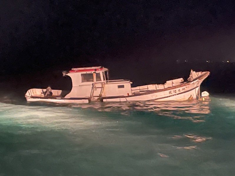 雲林五條港西方5.1浬昨被發現有一艘受損漁船在海上載浮載沉，經確認是一艘在10月初小犬颱風期間失蹤的蘭嶼漁船「開元6號」。圖／海巡署提供