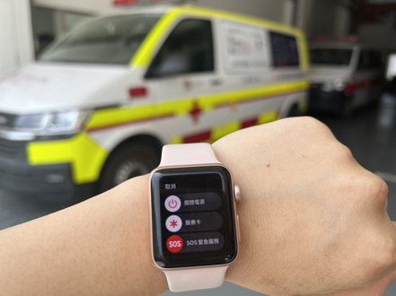 不少智慧型手表皆配有自動偵測使用者若發生車禍、跌倒等意外，即自動撥打緊急救援電話，並提供使用者所在的經緯度座標。記者郭政芬／攝影
