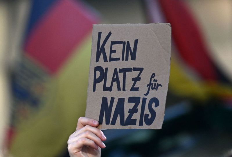 德國極右翼政黨「另類選擇黨」（AfD）的競選活動中，有民眾舉著「納粹沒有生存空間」的標語。 法國新聞社